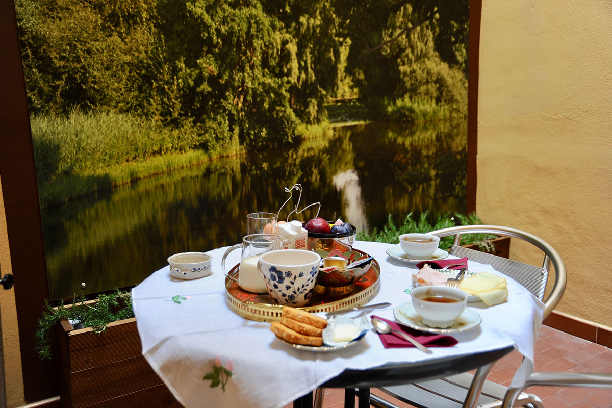 Breakfast-in-the-courtyard